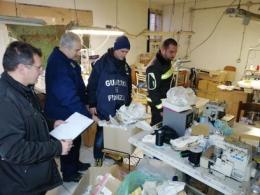 Blitz della Finanza, laboratorio tessile nei guai