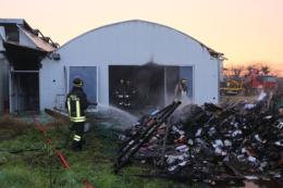 Capannoni a fuoco, ex sexy shop ridotto in cenere
