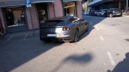 Una Ferrari parcheggiata in mezzo alla strada