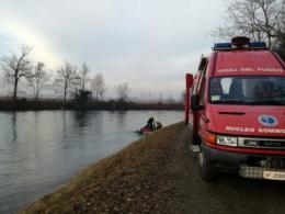 Auto si inabissa nel canale, conducente salvo per miracolo