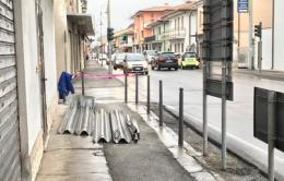 Via il guard rail dall' incrocio
