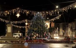 Luci e alberi natalizi: è festa nei paesi