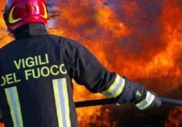 Incendio in azienda agricola, a fuoco le cassette della frutta