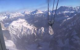 Panico in montagna, la funivia si blocca con 30 persone a bordo