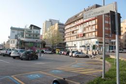 Minacciata da un parcheggiatore abusivo in piazzale di Vittorio