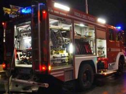 Rogo doloso in un capannone industriale