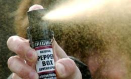 Spray al peperoncino a scuola, intossicati prof e ragazzi