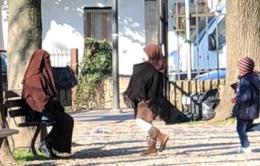 Ai giardini col burqa. Il sindaco: "Qui, mai più”