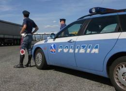 Offrono soldi ai poliziotti per evitare la multa, denunciati