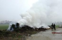 Grande incendio di sterpaglie, a rischio un fienile