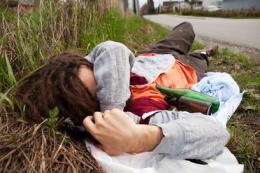 Ubriaco fradicio sviene in strada, poi si sveglia e picchia i carabinieri