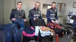 Vestiti con etichette taroccate, maxi multa al negozio cinese