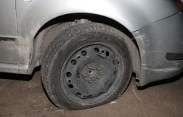 Tagliate le gomme all’auto del prete a San Sisto