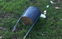 Vandali contro i cestini: inciviltà al Parco Munari