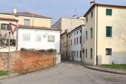Divieto abbattuto, le auto entrano contromano: rischio frontale