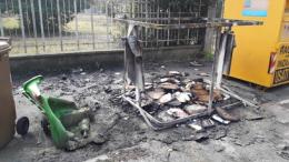 Piromani in azione: carbonizzati due cassonetti