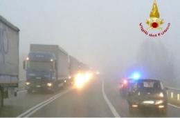 Nebbia, incidenti a raffica: Romea chiusa per ore. Traffico in tilt