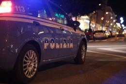 In fuga dalla Polizia semina il panico tra i tavolini dei bar