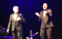 Risate ed emozioni allo show della coppia Lopez-Solenghi 