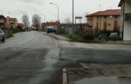 Auto si capovolge in pieno centro ad Adria