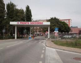 Tenta di soffocare la suocera, "era per rianimarla"