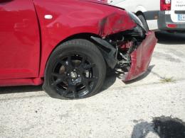 Auto contro il cestino, causa al Comune