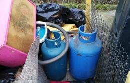 Tra i rifiuti due pericolose bombole a gas