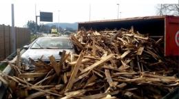 Tir perde il carico, auto sepolta da una catasta di legname
