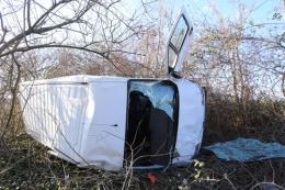 Il furgone vola nella scarpata, miracolato il conducente