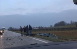 Incidente in statale, auto si ribalta nel fosso