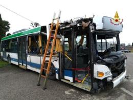 Autobus sventrato da un cartellone pubblicitario