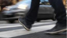 Investe sulle strisce 17enne e scappa