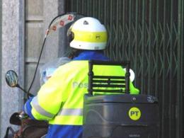 Consegna la posta, lo scooter prende fuoco