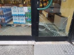 Auto ariete sull&rsquo;enoteca in pieno giorno