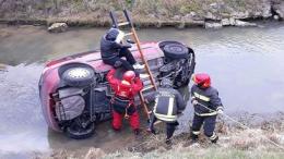 Auto nel canale, tre giovani vivi per miracolo
