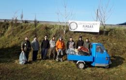 I pescatori in azione per ripulire il fiume