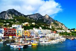Capri: una gita tra mare, faraglioni e grotte, con vista sul Golfo di Napoli