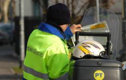 Portalettere getta la corrispondenza nel fosso