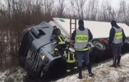 L'autista si addormenta: tir vola fuori strada in A13