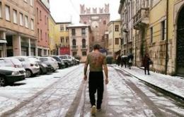 A torso nudo fra le strade innevate