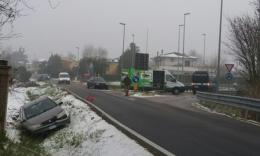 Urto tra due auto, finisce in scarpata