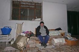 Il clochard che resiste al gelo per stare coi suoi cani