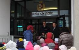 Bambini, una giornata tra i poliziotti