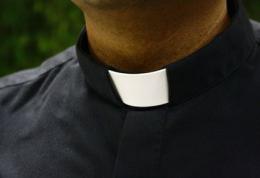 "Perde troppo tempo coi barboni: cacciate quel prete"