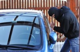 Lascia la borsa nel bagagliaio, le scassinano l'auto