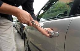 Forzano l'auto, ma non portano via nulla