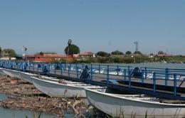 Serve manutenzione: chiuso il ponte di barche