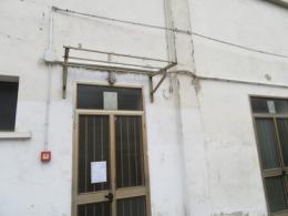La palestra perde una finestra, chiusa