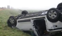 Vola fuori dall'autostrada e si capotta più volte: poi esce indenne dalle lamiere