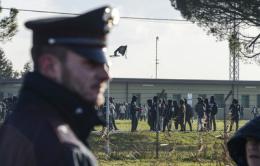 Migranti a Conetta, operazione trasferimenti riuscita